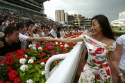 國際巨星楊紫瓊本週日將親臨沙田馬場，出席《愛彼錶女皇盃》賽事日。