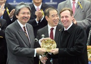 圖五至圖七 
香港特別行政區財政司司長曾俊華先生頒發純銀鍍金碟予冠軍一哩賽冠軍「勝眼光」的馬主（圖五）、練馬師（圖六），以及騎師（圖七）。