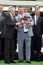 香港特別行政區首席法官兼馬會名譽董事李國能先生頒發愛彼錶女皇盃獎盃予得勝馬匹「百威勝」的馬主K Bailey。